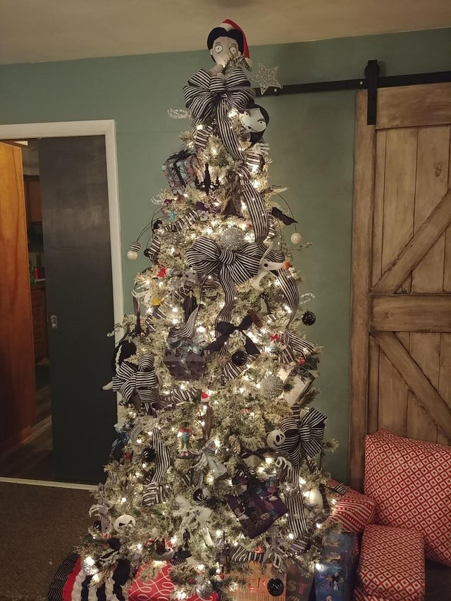 8. "My mom loves Tim Burton movies and this year she decided to make a themed Christmas tree!"