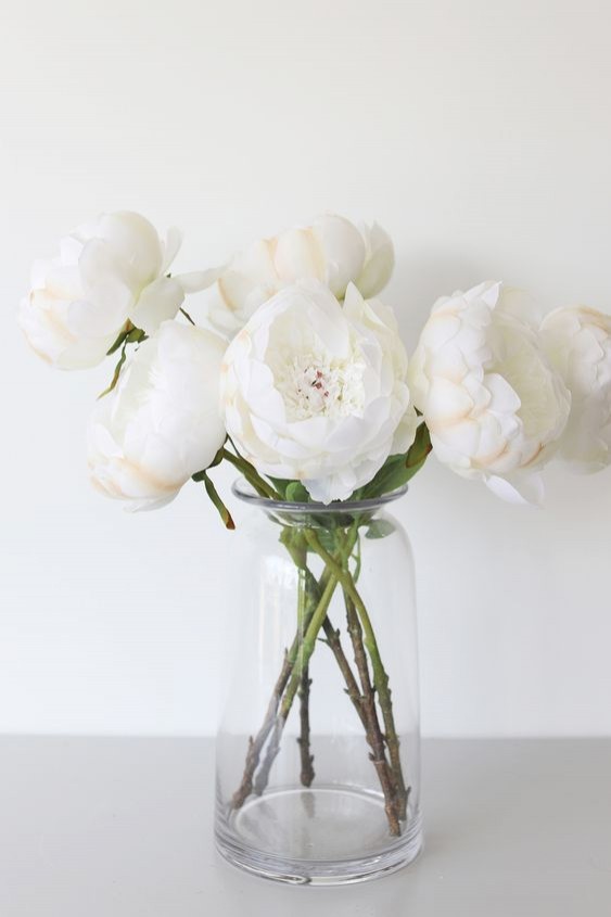 1. Einfache weiße Rosen, auch falsche: ihr Weiß ist perfekt für den Winter