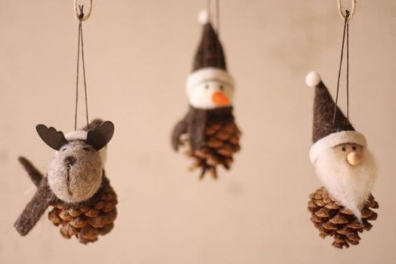 1. Avec des boulettes en bois et de la laine feutrée vous pourrez créer des personnages de Noël pleins de style