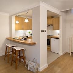 4. Wenn die Küche eine Ecke eines größeren Raumes ist und man sie abtrennen möchte, ohne sie zu schließen, ist eine Lösung wie diese, die eine offene Nische zum Rest des Raumes hin schafft, ausgezeichnet