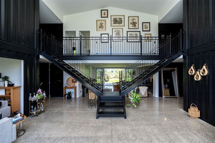 Il centro della casa è un open-space sovrastato una importante scala metallica che porta alle stanze del piano superiore.