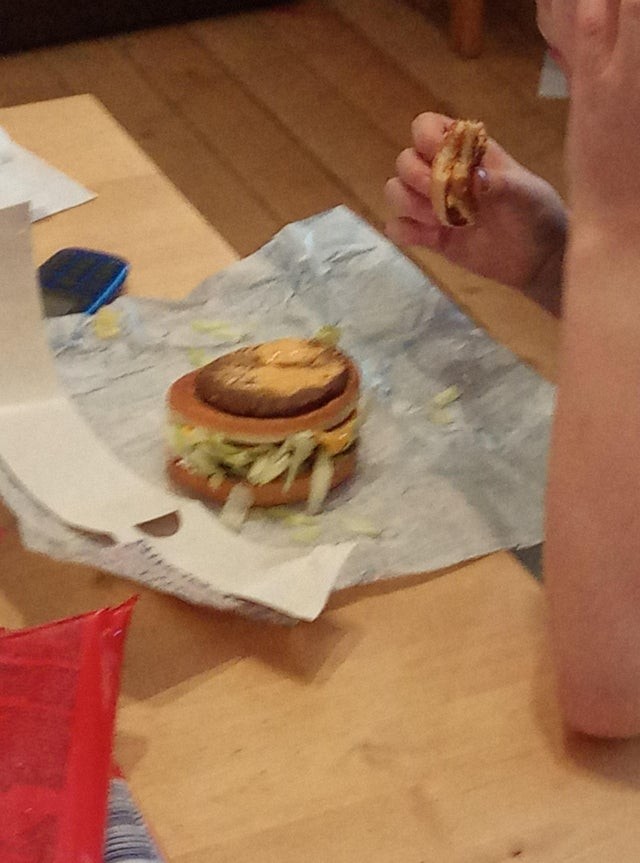 5. "Mio fratello mangia i doppi hamburger livello per livello...un genio?"