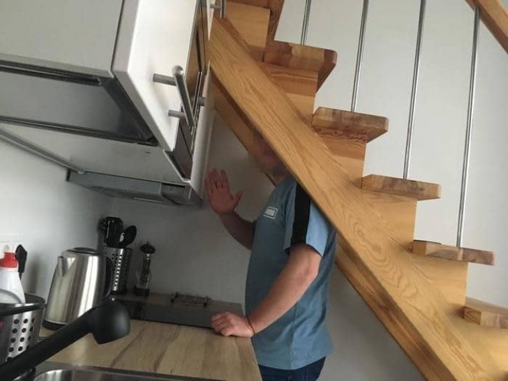 Pour cuisiner, il faut entrer dans l'escalier en bois.