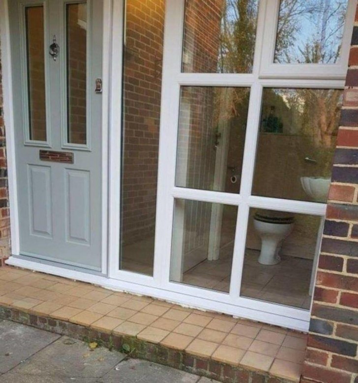 Se il proprietario di casa non può andare ad aprire la porta perché è in bagno, almeno può avvisare gli ospiti.