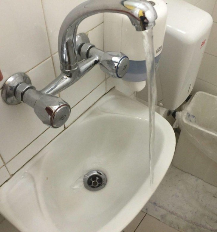 Le fait que le jet d'eau ne sorte pas complètement du lavabo a dû suffire à la personne qui a réalisé ce travail.