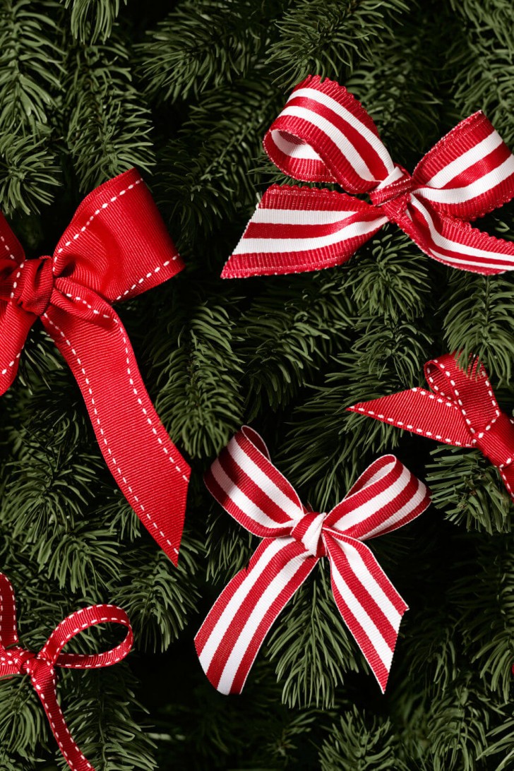 3. Waarom decoratiestukken of kerstbomen niet versieren met rode en witte strikken in elke vorm en fantasie?