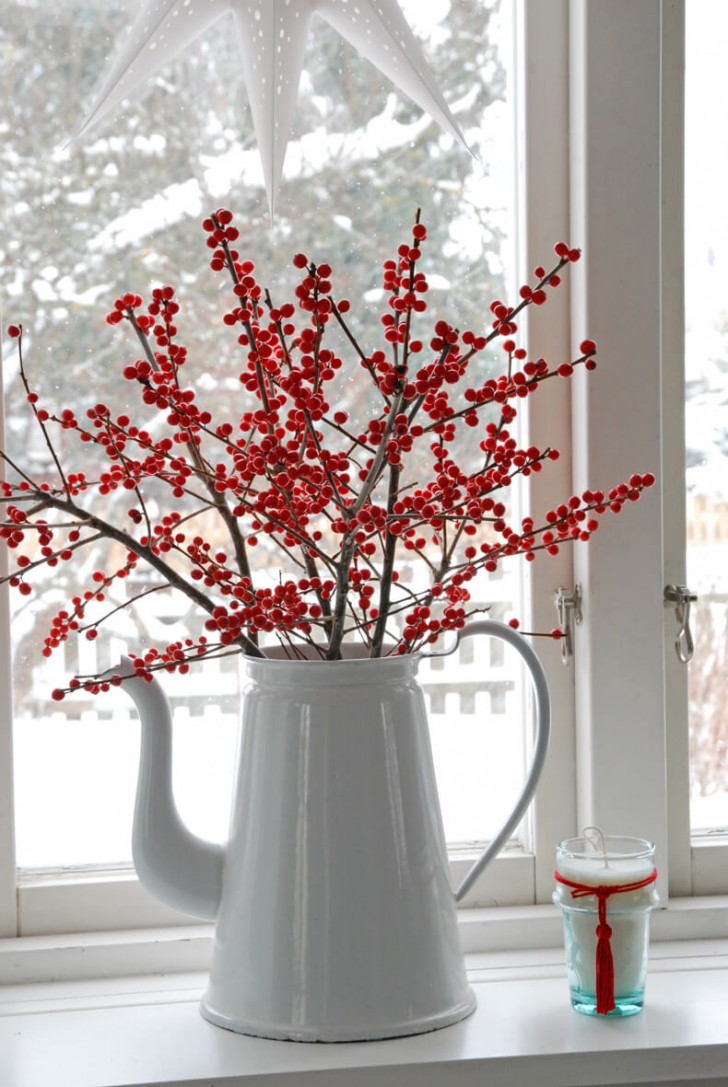 5. Einfach, elegant und lebhaft: viele rote Beeren in einem weißen Krug