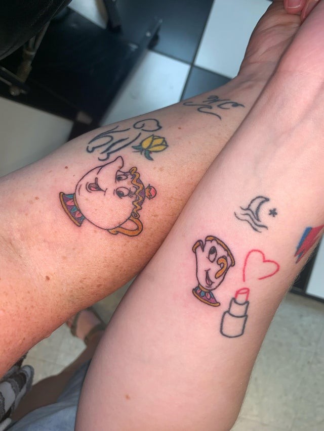 Een moeder/kind-tatoeage rechtstreeks uit Beauty and the Beast!