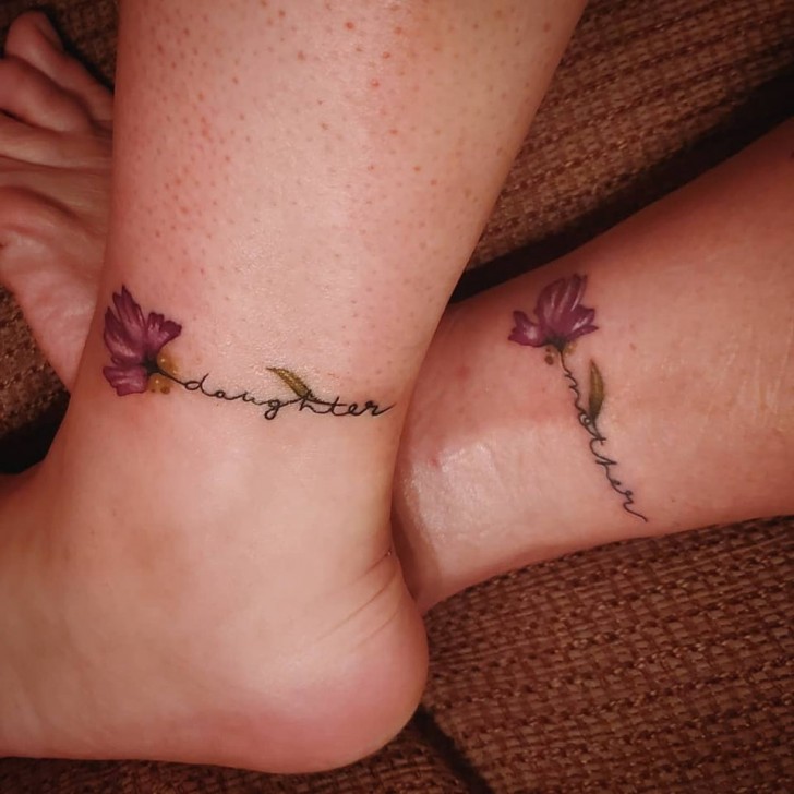 Tatuagens delicadas com escrito: mãe e filha