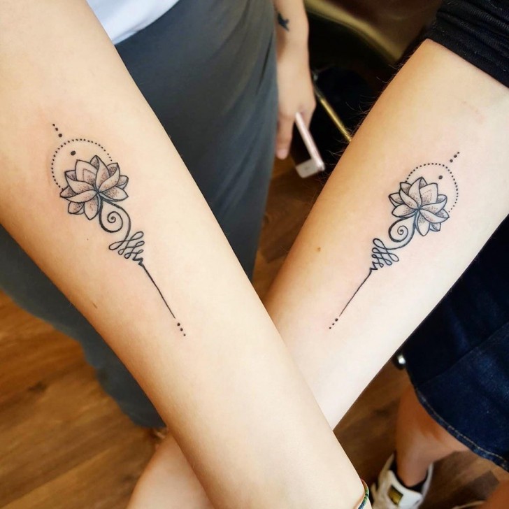 Uma tatuagem que representa o amor entre duas irmãs
