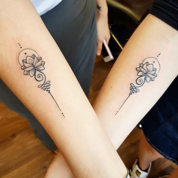 Ein geteiltes Tattoo, das die Liebe zwischen zwei Schwestern repräsentiert