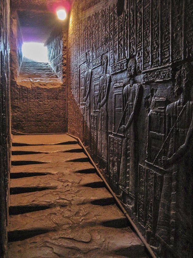 11. La scala di questo tempio in Egitto: 2300 anni perfettamente visibili!