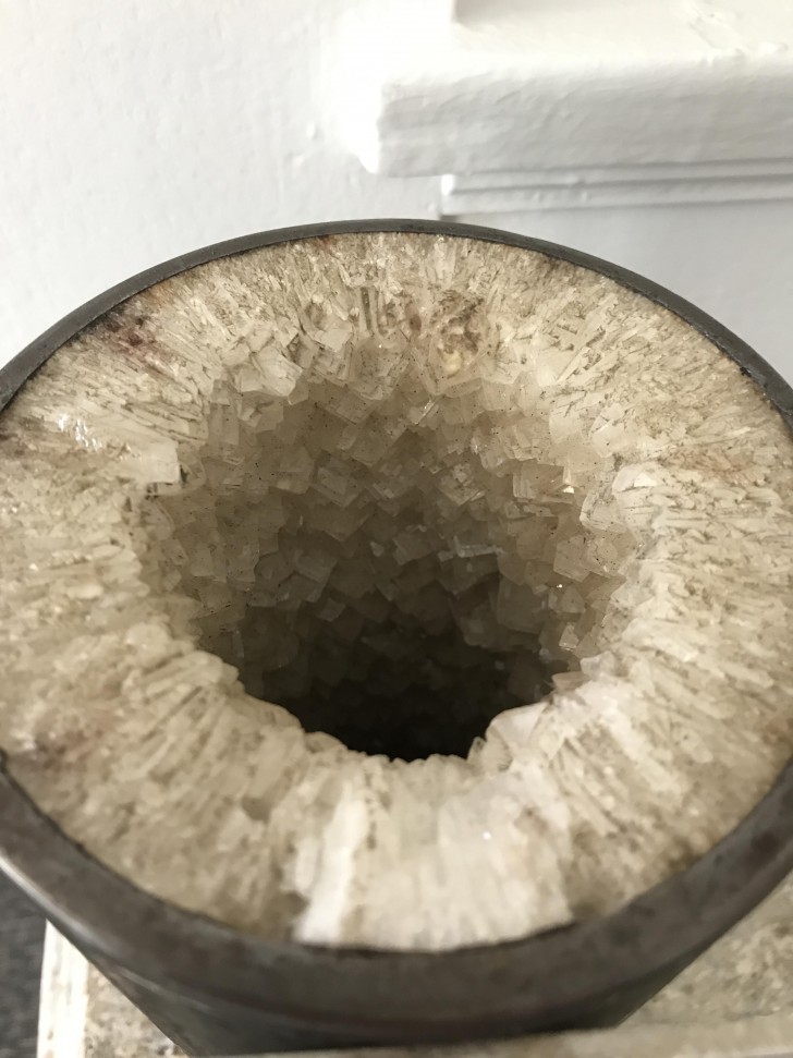7. Des minéraux accumulés dans un tube pendant 6 mois : pour le moins incroyable !