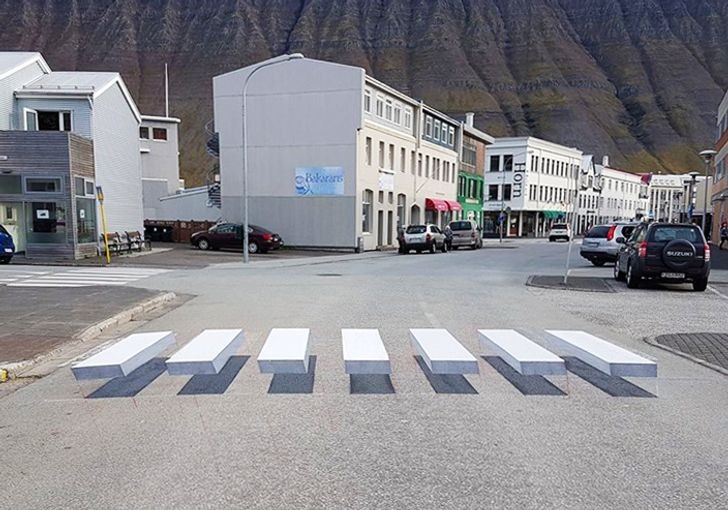 13. Nous voici à Ísafjörur, en Islande : les passages pour piétons sont en 3D !