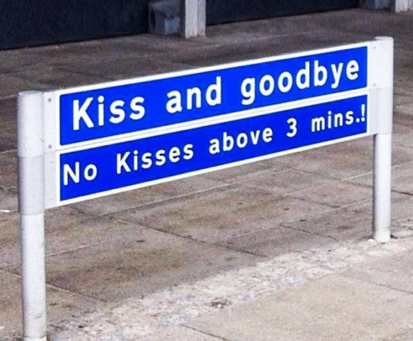 8. "Niente baci più lunghi di 3 minuti": siamo all'aeroporto di Aalborg, Danimarca