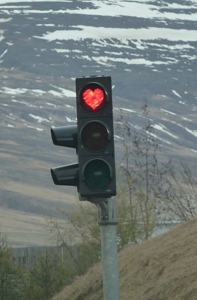 9. Un feu de circulation inhabituel à Akureyiri, en Islande : le rouge est en forme de cœur !