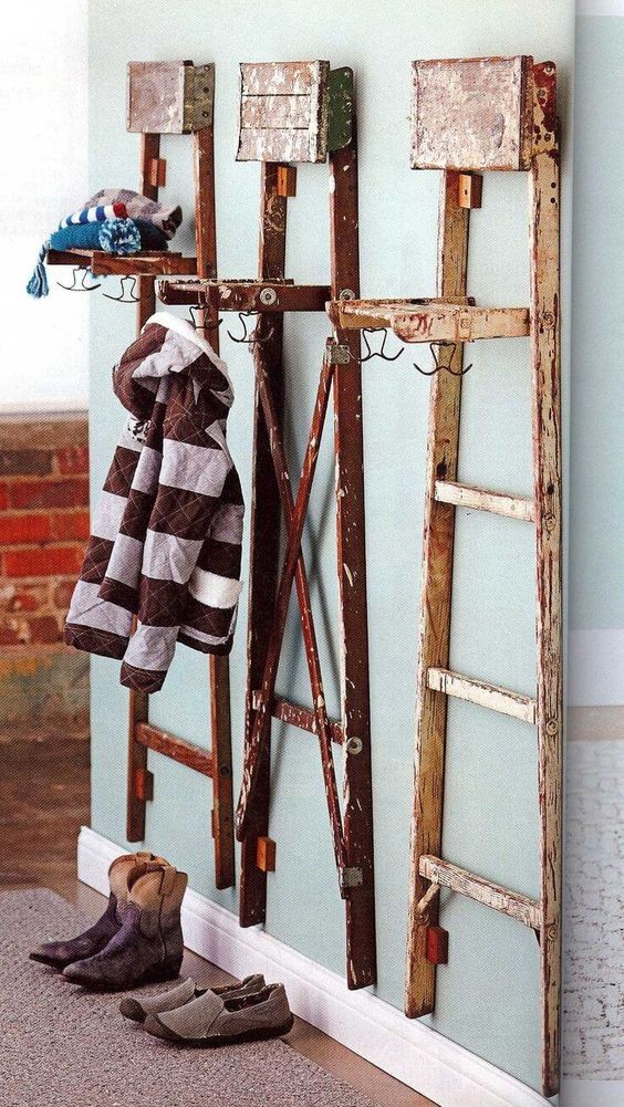 1. Oude ladders als wandkapstokken hergebruikt