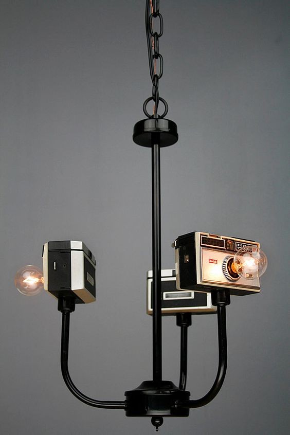 4. Kroonluchters met lampjes in vintage camera's gemonteerd