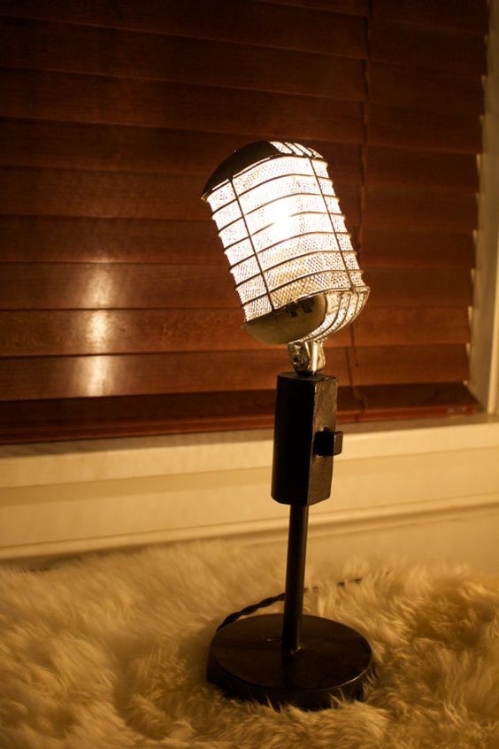 5. Een tafellamp met een oude microfoon