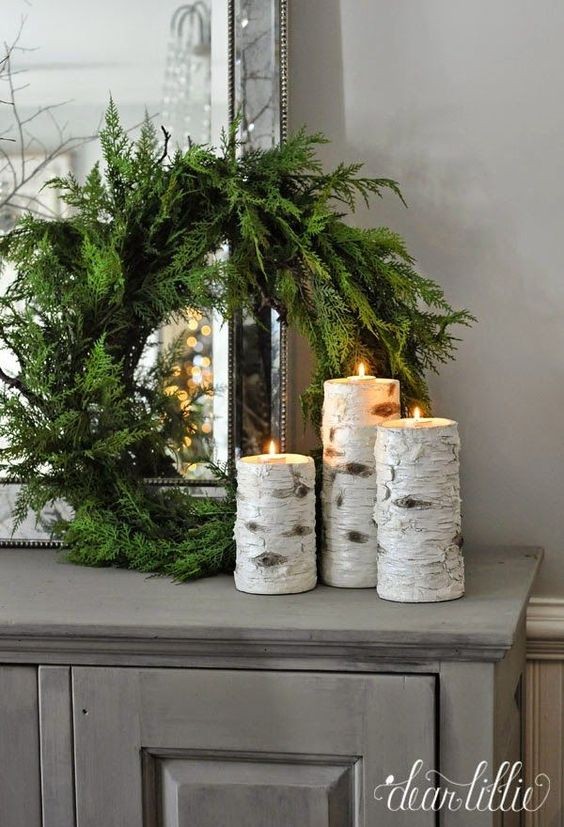 5. In Kerzenhalter und eine einfache Girlande aus grünen Zweigen verwandelte Birkenzweige: eine minimale und elegante Dekoration