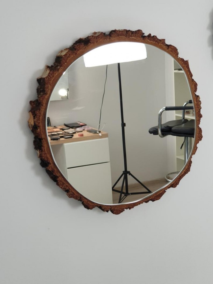 11. Holzscheiben, auf denen Spiegel nach Maß montiert sind