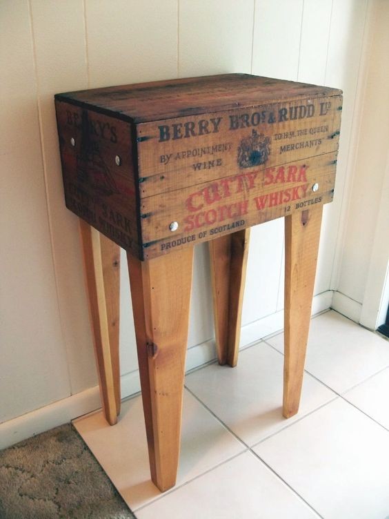 6. Een praktische salontafel gemaakt van een oude houten kist