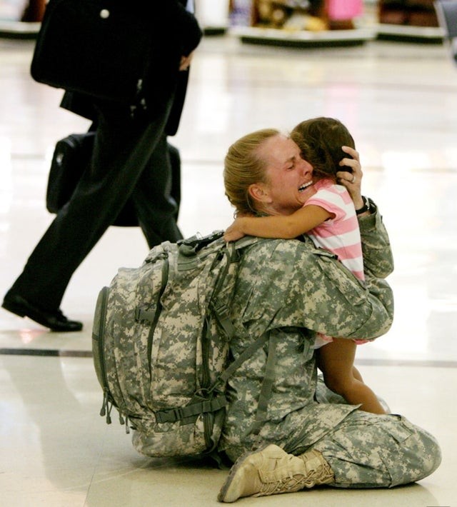 L'abbraccio commovente tra una mamma soldato che torna dalla missione e suo figlio: lacrime a scena aperta!