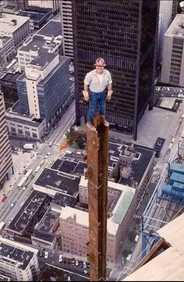 Un operaio al lavoro in un futuro grattacielo di Seattle, 1980.