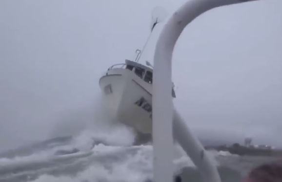 6. Schauen Sie sich an, wie seitwärts das Boot gekippt ist: Manchmal kann das Meer wirklich wütend werden!