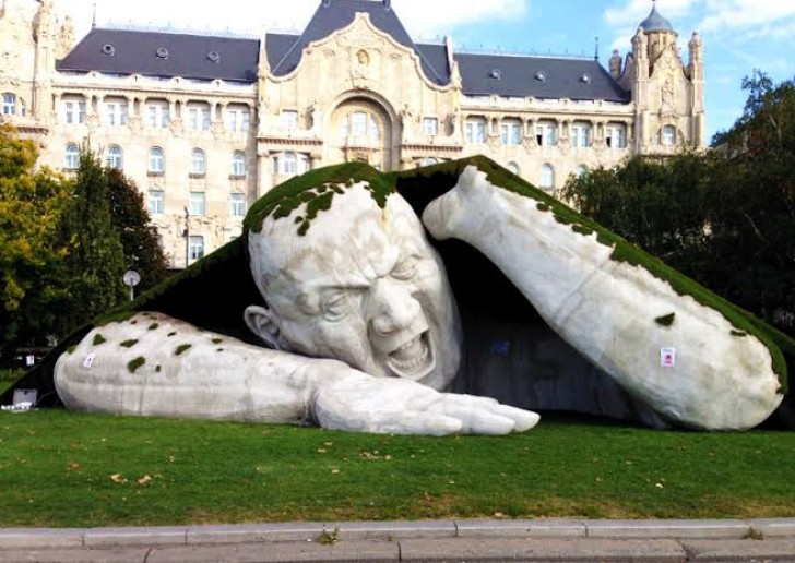 Un géant surgissant de sous terre, "Popped Up", Ervin Loránth Hervé