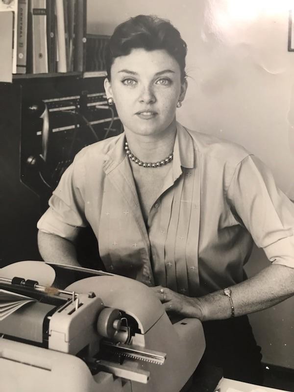 1. "Voici ma grand-mère à la fin des années 60, avec sa machine à écrire"