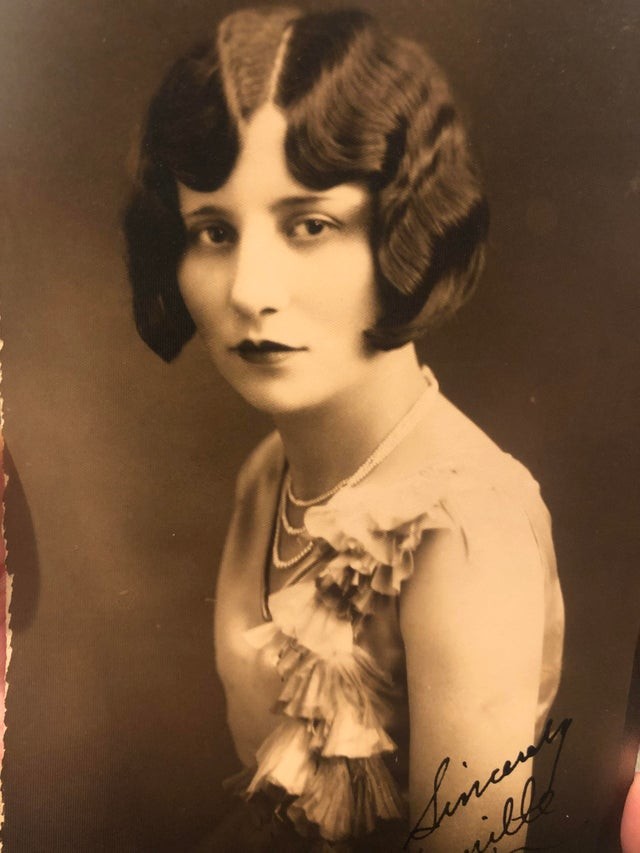 2. "Ma grand-mère était une femme libre dans les années 20 : elle fumait, buvait et se maquillait comme elle voulait... c'était une dure à cuire !"