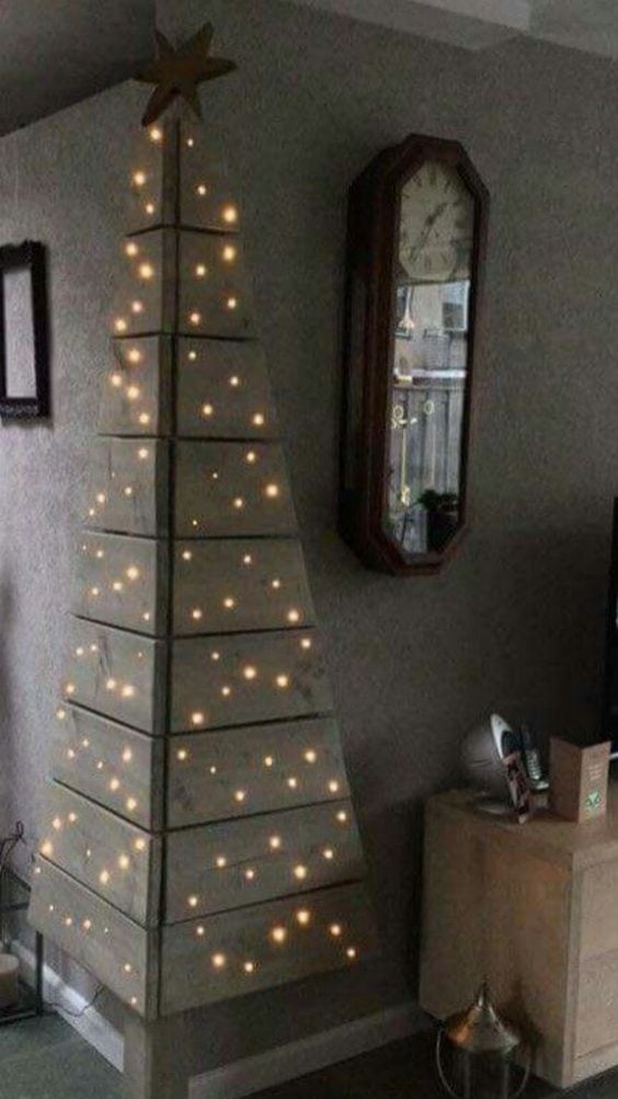 5. Avevate pensato di poter trasformare uno spigolo di casa in un albero di Natale con le luci?