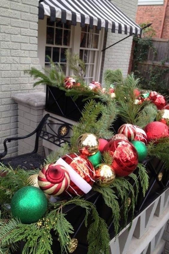4. ... E se ci aggiungete gli ornamenti dell'albero di Natale, anche molto grandi, avete l'effetto completo