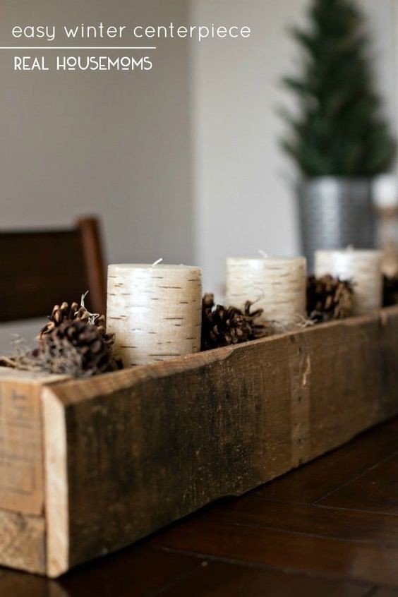 1. Una cassetta di legno lunga e stretta, riempita di pigne e candele alternate: semplice e perfetta per l’inverno