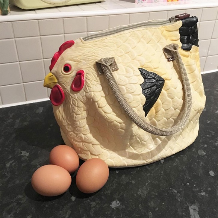 Mi mamá acaba de regresar a casa con esta cartera con forma de gallina: ¡adentro había tres huevos!