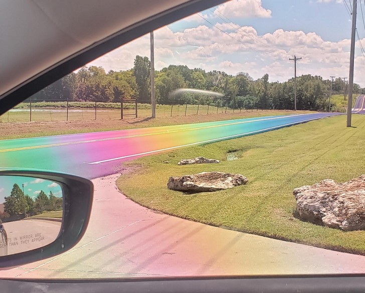 1. Il sole ha colpito in pieno l'asfalto appena steso e attraverso le lenti polarizzate ha creato una questa strada arcobaleno!