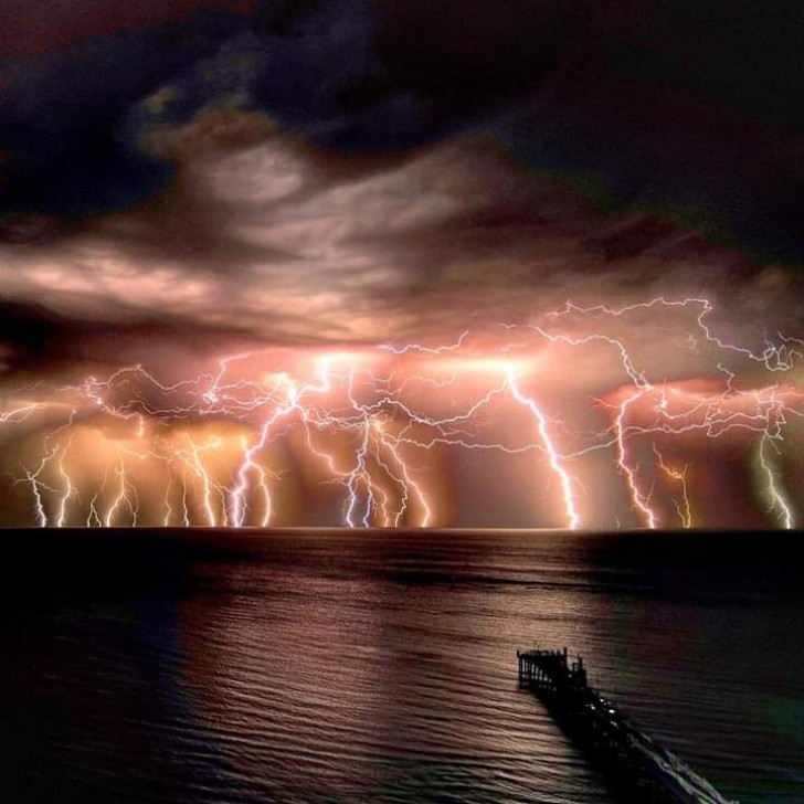 12. Una tempesta elettrica al largo delle coste australiane: lo spettacolare scatto di Elias Arcondoulis