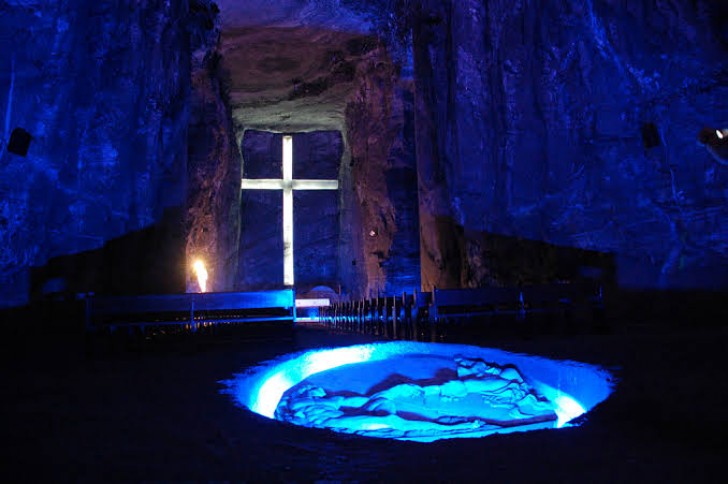 3. La Cattedrale del sale di Zipaquira è una chiesa cattolica sotterranea in Colombia. È scavata in una miniera di sale ed è tutta fatta di questo minerale, si trova a 180 metri sottoterra
