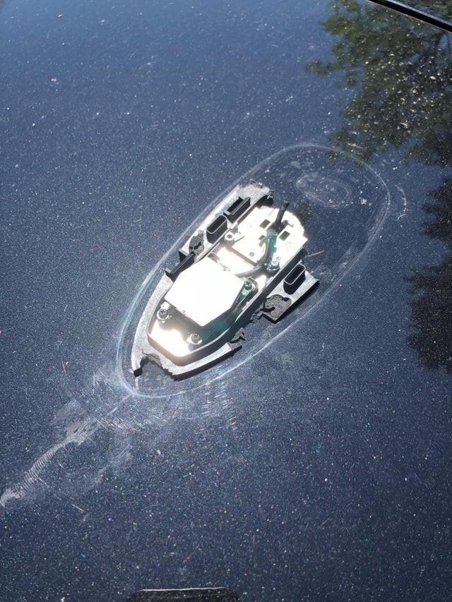 9. Se vi sembra una barca che sta affondando in mezzo all'acqua vi sbagliate: è solo l'antenna rotta sul tetto della mia auto!
