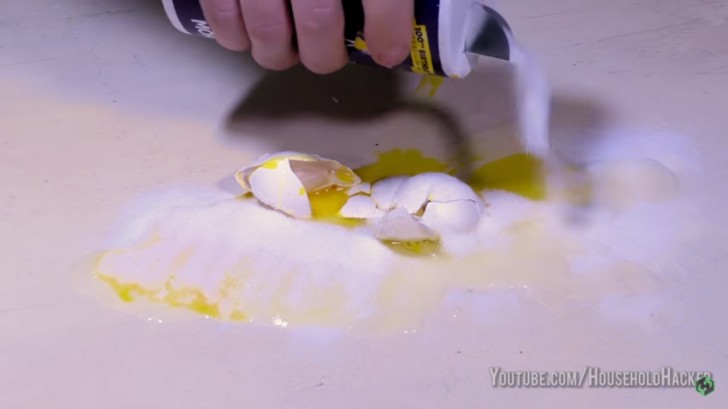 2. Si jamais, en cassant un œuf, vous salissez tout le plan de travail de la cuisine, pour nettoyer d'un seul geste sans étaler le jaune et le blanc d'œuf partout, versez une grosse quantité de sel sur l'œuf, attendez 10 minutes et vous pourrez enlever l'œuf avec le sel sans qu'il ne goutte partout
