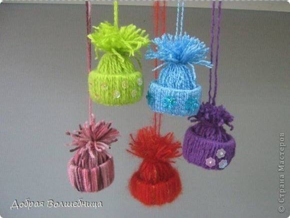 I vostri cappellini sono pronti: potete usarli da soli, come decorazioni per l'albero di Natale o come copricapo di qualche pupazzo di neve realizzato col fai da te!