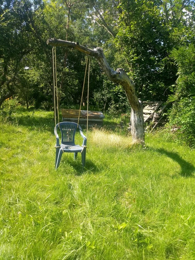 17. Schaukel im Garten? Alles, was man braucht, ist ein Seil, einen Baum und einen alten Stuhl...