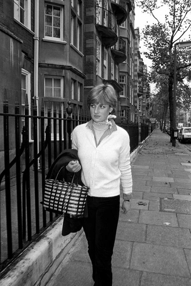 Diana Spencer fora de seu apartamento na Coleherne Street, onde morou com seus amigos antes de ficar noiva de Charles