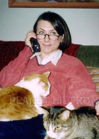 Jennifer Aniston au téléphone caressant un de ses chats.