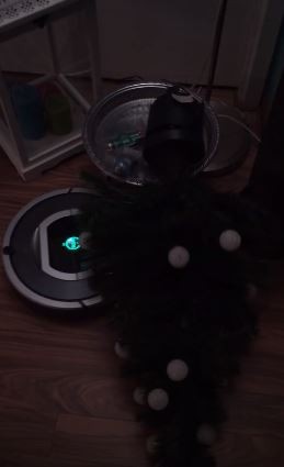 10. Primo giorno col mio robot aspirapolvere: ha già fatto fuori il mio albero di Natale...