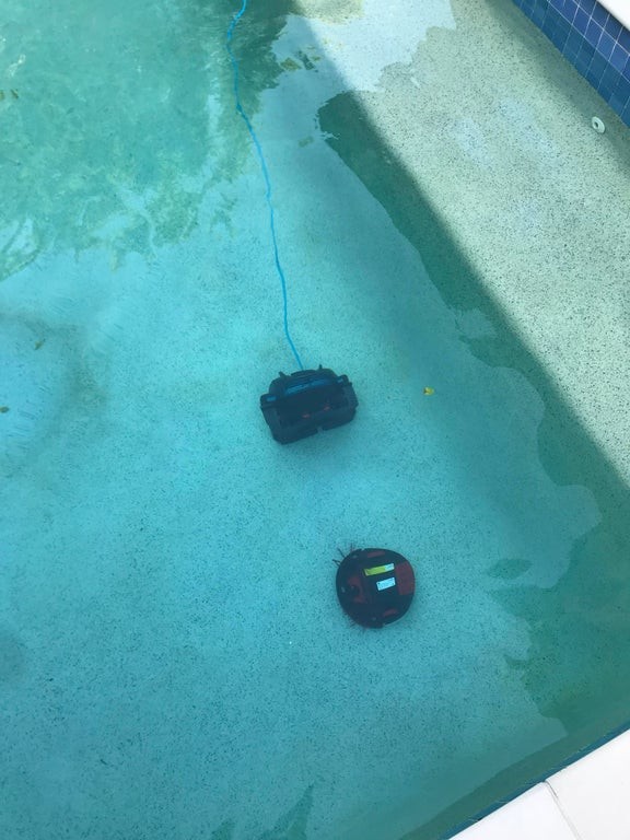 13. Une porte ouverte au mauvais endroit et... le robot a décidé de plonger dans la piscine !