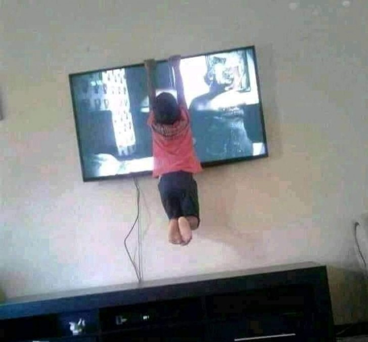 Cheguei bem na hora... antes que a TV caísse em cima do meu filho que se pendurou nela...