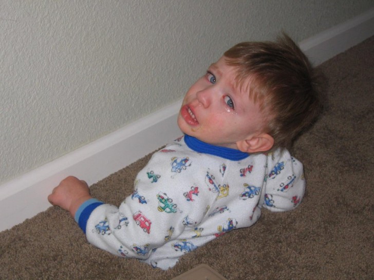 Ich habe den Ventilator mit dem Teppich abgedeckt, aber anscheinend hat mein Sohn die Wahrheit herausgefunden... auf seine eigenen Kosten!
