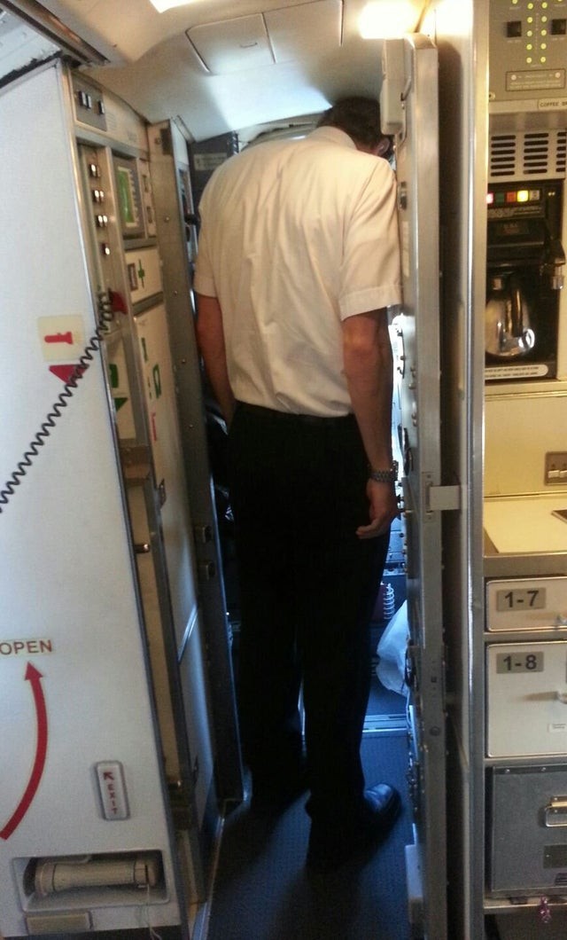Travailler dans un avion n'est pas forcément ce qu'il y a de mieux pour une personne de grande taille.